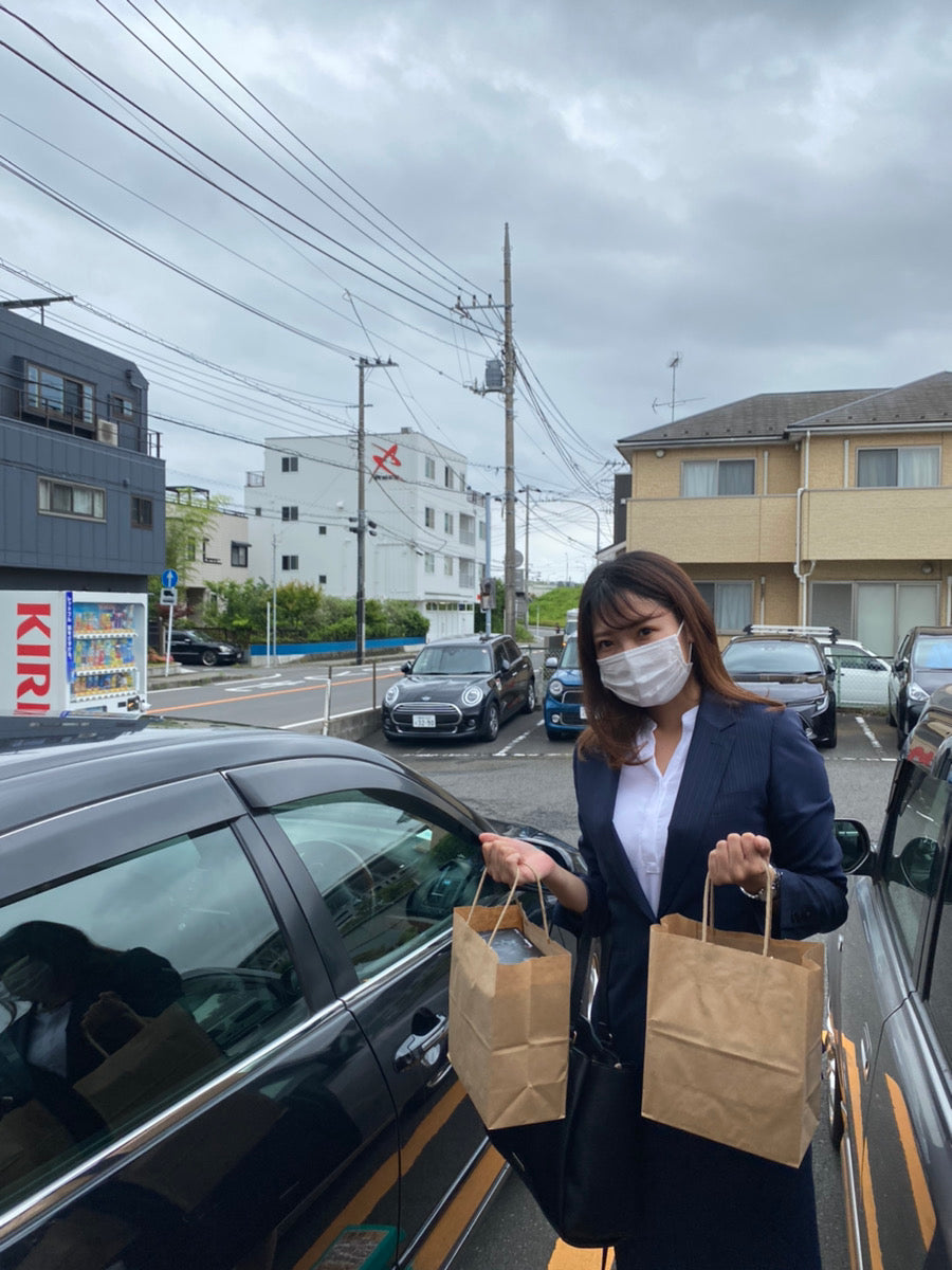 横浜のバイク用品商社レイト商会さんに新作を届けに行きました。